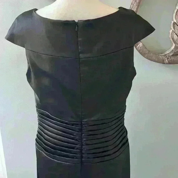 Black satin Tadashi collection cap sleeve midi dress with front slit - Picture 6 of 8